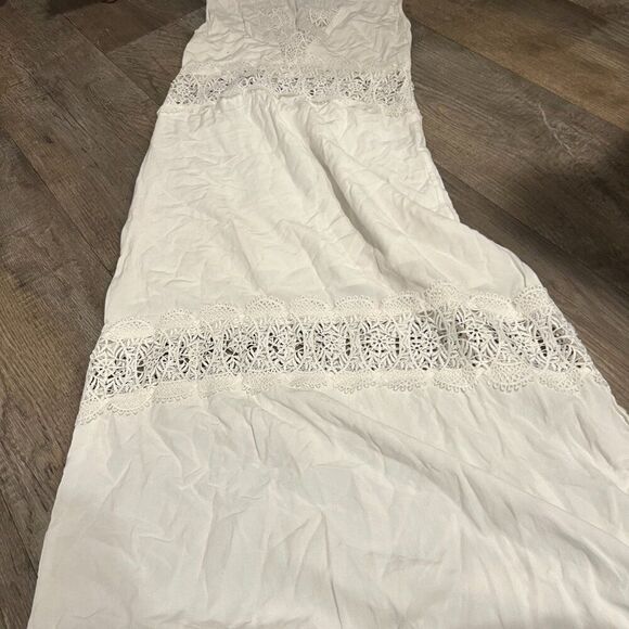 Suboo V Neck White Dress. Size 0. Embroidered Floral Details - Picture 8 of 11